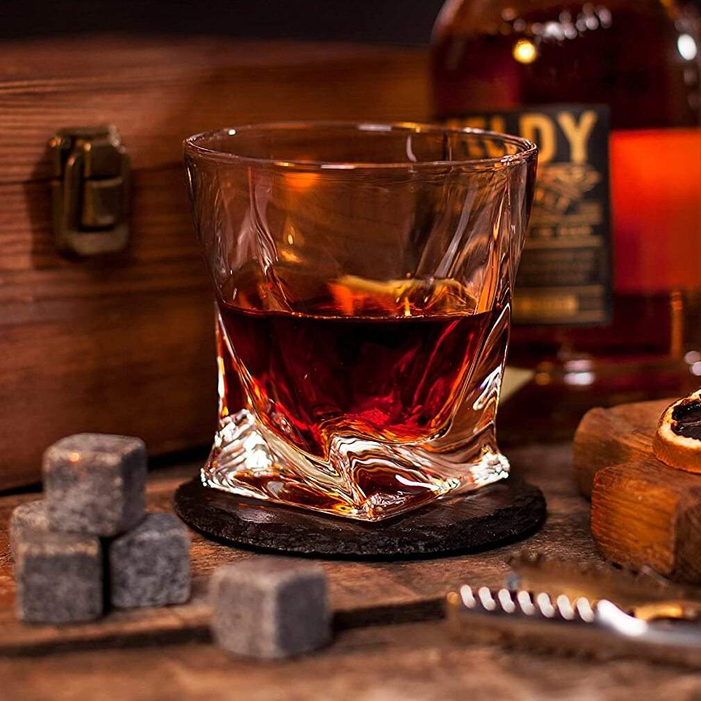 Elegante Set di Regalo. Oak & Steel Globo Decanter Whisky Set Premium Cristallo Whisky Bottiglio Include Bicchieri Pietre per Whisky e Tappo in Vetro 